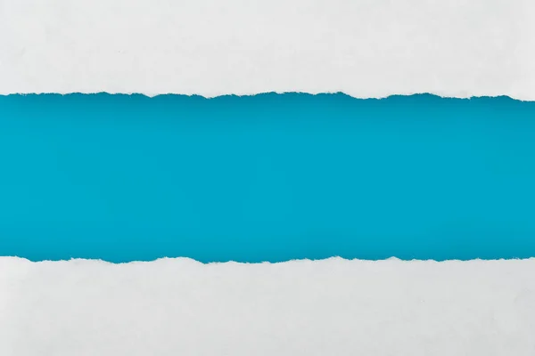 Papel rasgado com espaço em branco azul para o seu texto — Fotografia de Stock