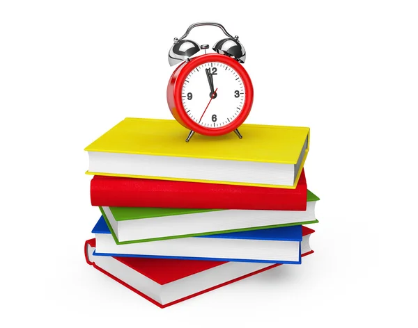 Czerwony alarm zegar stojący na stos książek — Zdjęcie stockowe