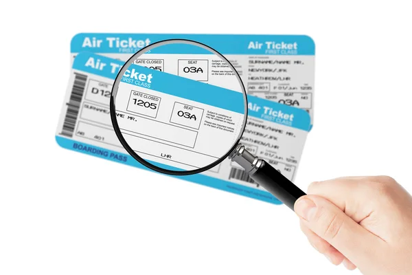 Αεροπορική εταιρεία της κάρτας επιβίβασης εισιτήρια με γυαλί Μεγεθυντικός φακός στο χέρι — Φωτογραφία Αρχείου