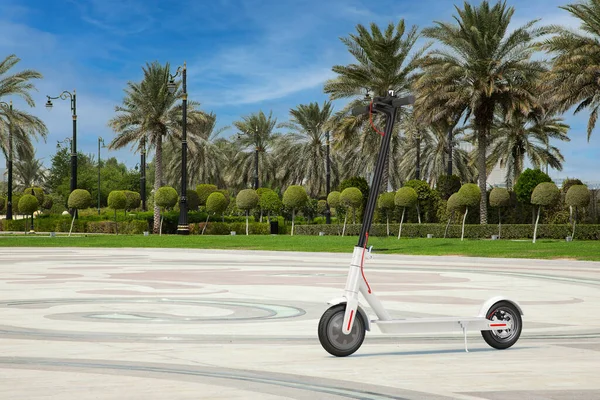 Scooter Électrique Moderne Blanc Eco Kick Dans Vide Rue Ville — Photo