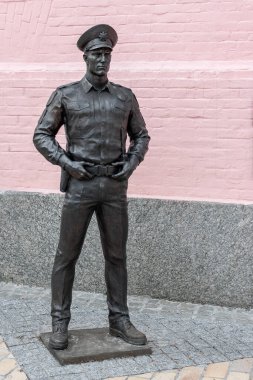 KYIV, UKRAINE - Haziran 04, 2022: Kiev 'deki Bronz Polis Heykeli Kaptanı. 