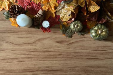 Ahşap zemin, sonbahar yaprakları ve boş kitap, balkabakları ve meşe palamudu.