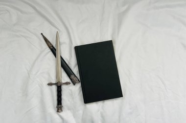 Çiçekli ve boş kitaplı kitaplar için düz yatıyordu.