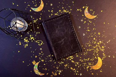 Siyah arkaplanı ve parlak ışıkları olan göksel bir görüntü. Bilim kurgu, uzay, evren.