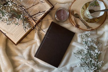 düz yatar kitap ile maket