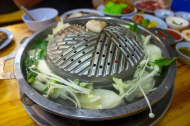 Domuz ızgarası ve sıcak kömürlü deniz ürünleri. Korece, Japonca veya Tayland mangalı. 
