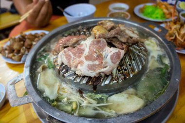 Domuz ızgarası ve sıcak kömürlü deniz ürünleri. Korece, Japonca veya Tayland mangalı. 
