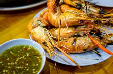 Izgara Dev Nehir Karidesi. Deniz ürünleri sosu, Tayland mutfağı, Tayland yemeği..