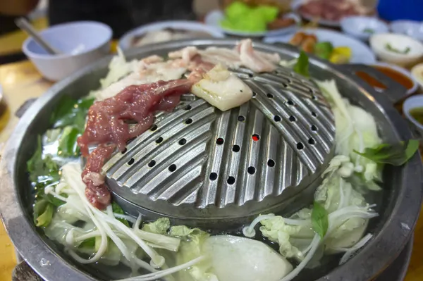 Parrilla Cerdo Mariscos Con Carbón Caliente Una Barbacoa Coreana Japonesa — Foto de Stock