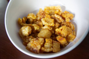 Plastik poşette domuz eti, toplu halde asılı duruyor. Tayland usulü domuz eti ya da kızarmış domuz derisi.