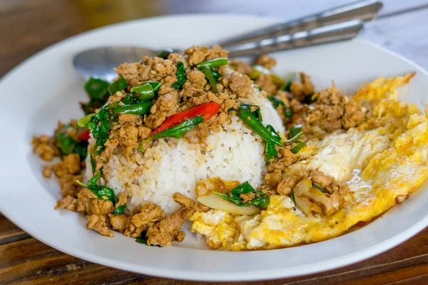 Nasi Diatapi Dengan Daging Babi Goreng Dan Basil Thai Street — Stok Foto