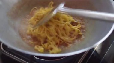 Khao soi - Geleneksel Tayland yemeği, Tayland körisi ve sarı körili erişte yemeği.