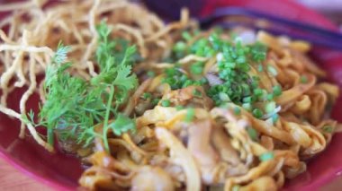 Khao soi - Geleneksel Tayland yemeği, Tayland körisi ve sarı körili erişte yemeği.