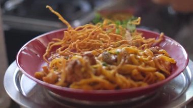 Khao soi - Geleneksel Tayland yemeği, Tayland körisi ve sarı körili erişte yemeği.