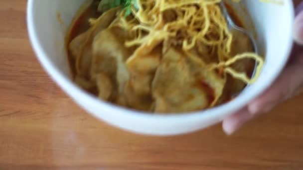 Khao Soi Tradycyjne Tajskie Jedzenie Tajskie Curry Makaronem Żółtym Currykhao — Wideo stockowe