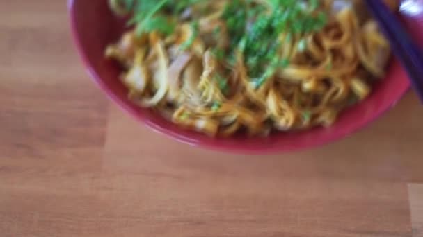 Khao Soi Makanan Tradisional Thailand Kari Thailand Dengan Hidangan Mie — Stok Video