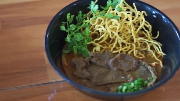 Khao Soi Tradycyjne Tajskie Jedzenie Tajskie Curry Makaronem Żółtym Currykhao — Wideo stockowe