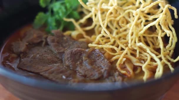 Khao Soi Comida Tailandesa Tradicional Curry Tailandês Com Prato Macarrão — Vídeo de Stock