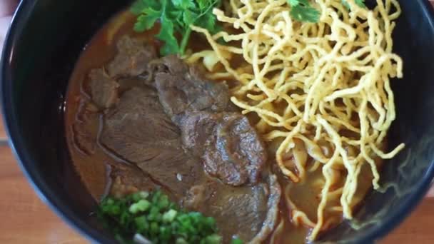 Khao Soi Comida Tailandesa Tradicional Curry Tailandês Com Prato Macarrão — Vídeo de Stock