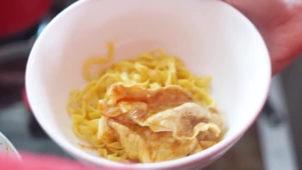 Khao Soi Cuisine Thaïlandaise Traditionnelle Curry Thaïlandais Avec Plat Nouilles — Video