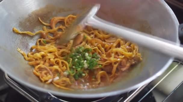 Khao Soi Geleneksel Tayland Yemeği Tayland Körisi Sarı Körili Erişte — Stok video
