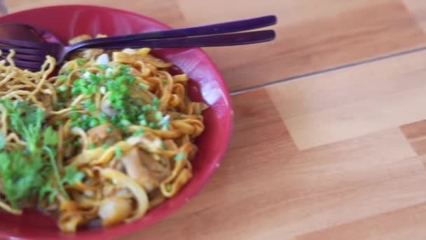 Khao Soi Comida Tailandesa Tradicional Curry Tailandês Com Prato Macarrão — Vídeo de Stock