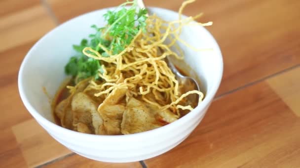 Khao Soi Comida Tailandesa Tradicional Curry Tailandês Com Prato Macarrão — Vídeo de Stock