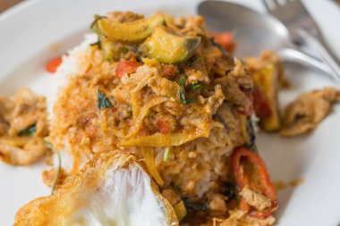 Pirinç ve Kızarmış Yumurta ile Kırmızı Köri Ezmesi Kızarmış Domuz Karıştırın - Yerel Asya Gıda