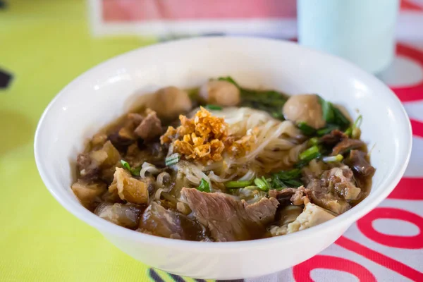 タイでおいしい味の煮込み牛肉麺 — ストック写真