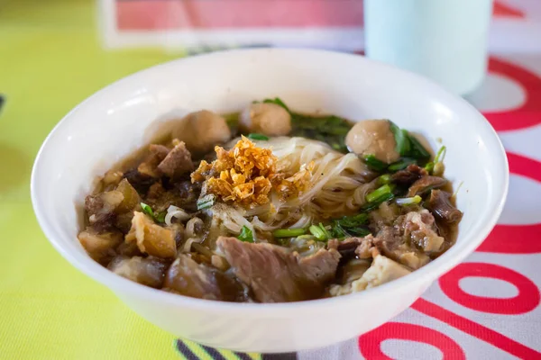 タイでおいしい味の煮込み牛肉麺 — ストック写真