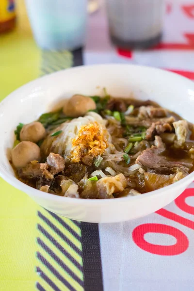 タイでおいしい味の煮込み牛肉麺 — ストック写真