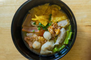 Yentafo eriştesi, balık köfteli tofu ve Tayland 'daki erişte restoranında lezzetli yemekler..