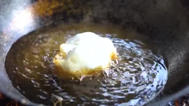 新鮮な卵で朝食を作る過程で — ストック動画