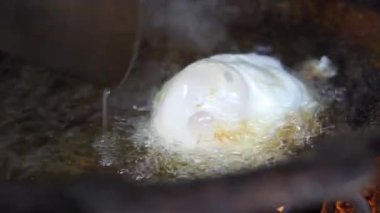 Taze yumurtalarla kahvaltı hazırlarken