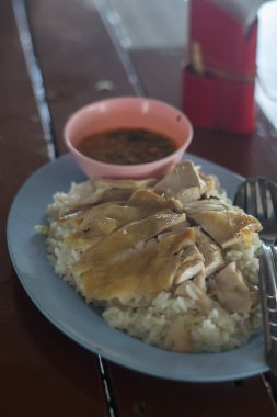 Hainese tavuklu pilavının ya da pilavın seçici odak noktası Asya 'da popüler olan Çin yemeğidir.