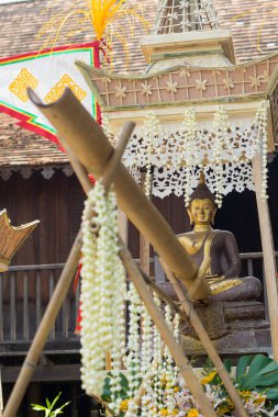 CHIANG MAI, THAILAND 13 Nisan 2022: İnsanlar Chiang Mai, Tayland 'da düzenlenen Songkran Festivali' nde Buda heykeli su seremonisi üzerine su serpiştiriyor.