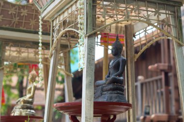 CHIANG MAI, THAILAND 13 Nisan 2022: İnsanlar Chiang Mai, Tayland 'da düzenlenen Songkran Festivali' nde Buda heykeli su seremonisi üzerine su serpiştiriyor.