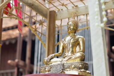 CHIANG MAI, THAILAND 13 Nisan 2022: İnsanlar Chiang Mai, Tayland 'da düzenlenen Songkran Festivali' nde Buda heykeli su seremonisi üzerine su serpiştiriyor.