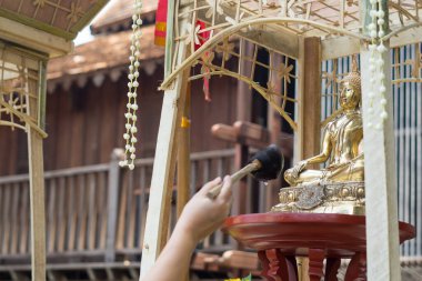 CHIANG MAI, THAILAND 13 Nisan 2022: İnsanlar Chiang Mai, Tayland 'da düzenlenen Songkran Festivali' nde Buda heykeli su seremonisi üzerine su serpiştiriyor.