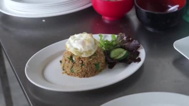 Fesleğen ve kızarmış yumurta ve balık sosuyla karıştırılmış kıymalı domuz eti, Tayland usulü fast food. Tayland sokak yemeği. Tayland 'ın ulusal yemekleri, Tayland' ın adı Pad kra prao Mou.