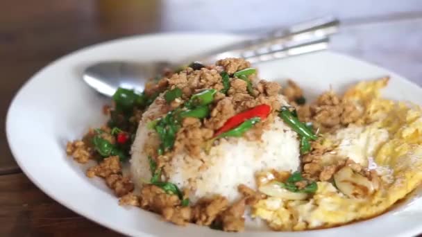 Close Stir Fried Minced Pork Basil Fried Egg Fish Sauce — Stockvideo