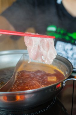 Shabu, bir tencereye güzelce yerleştirilmiş, servise hazır.