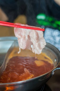 Shabu, bir tencereye güzelce yerleştirilmiş, servise hazır.