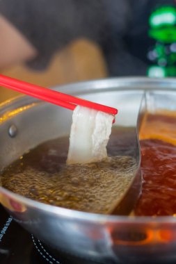 Shabu, bir tencereye güzelce yerleştirilmiş, servise hazır.