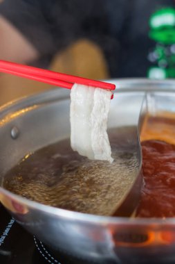 Shabu, bir tencereye güzelce yerleştirilmiş, servise hazır.