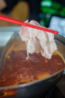 Shabu, bir tencereye güzelce yerleştirilmiş, servise hazır.