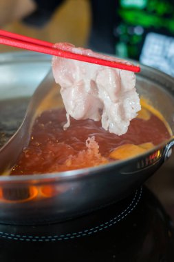 Shabu, bir tencereye güzelce yerleştirilmiş, servise hazır.