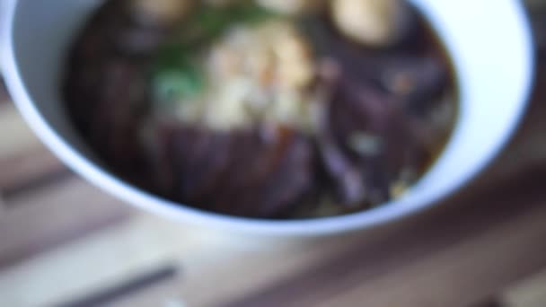 中華風の牛麺スープのボウルを閉じます ソフトフォーカス — ストック動画