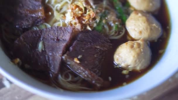 Närbild Skål Med Kinesisk Stil Nötkött Nudelsoppa — Stockvideo