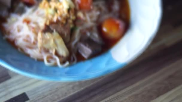 Ris Vermicelli Med Nordthailändsk Fläsk Curry Thailändskt Namn Khanom Jeen — Stockvideo